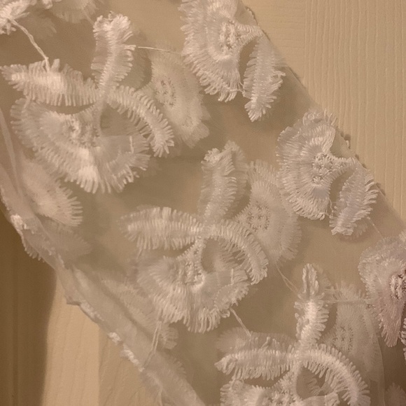 White Mesh floral appliqué sleeve -Long sleeved crew neck Tshirt- Size M-NWT - Picture 4 of 7